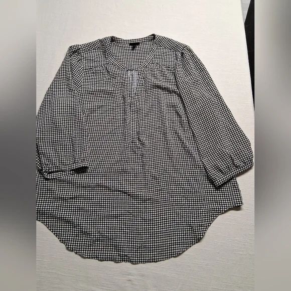 torrid Black and White Houndstooth V-Neck Blouse - Picture 4 of 14